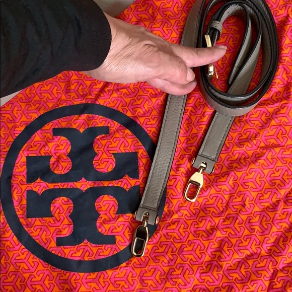 Tory Burch leather taupe bag w/ dust bag like new. Large version - Picture 5 of 10